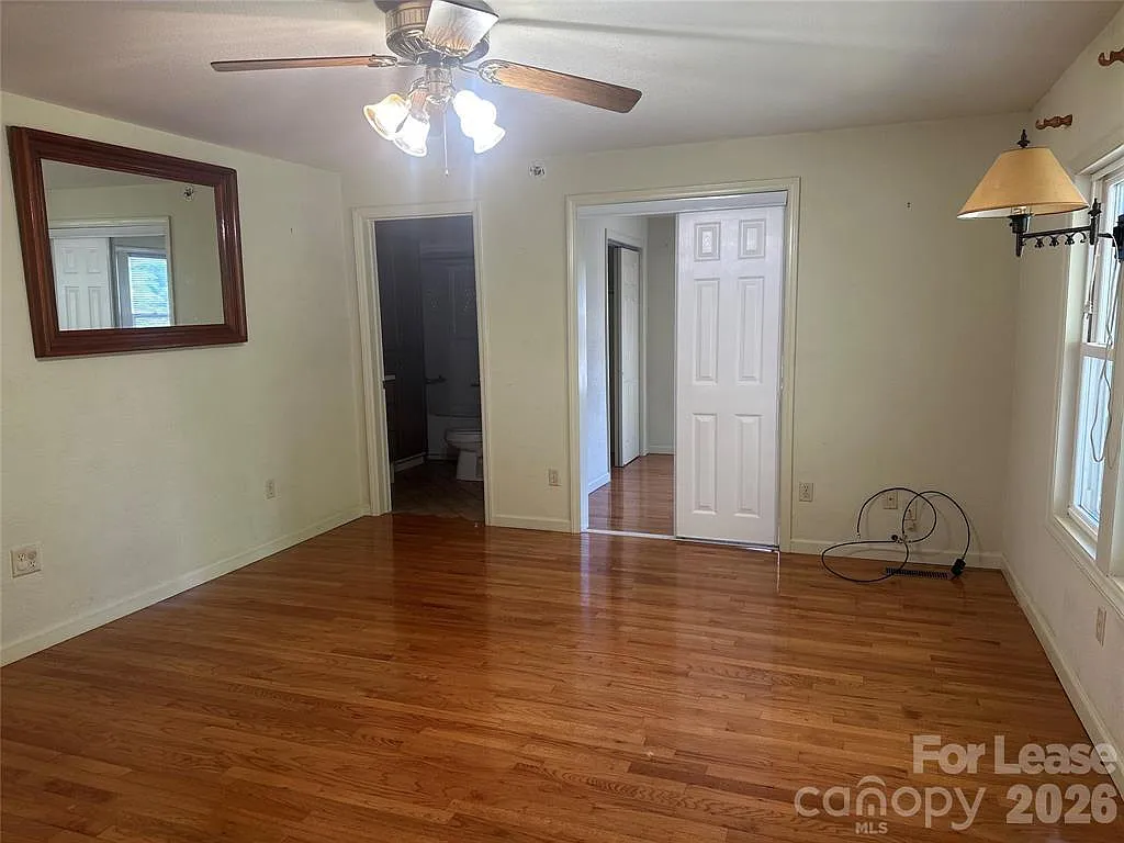 3 bed, 1.0 bath, 1000 sqft, $1,800 — Photo 3