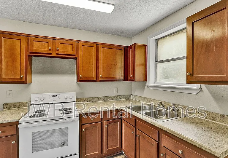 1288 W 28th St — Photo 2