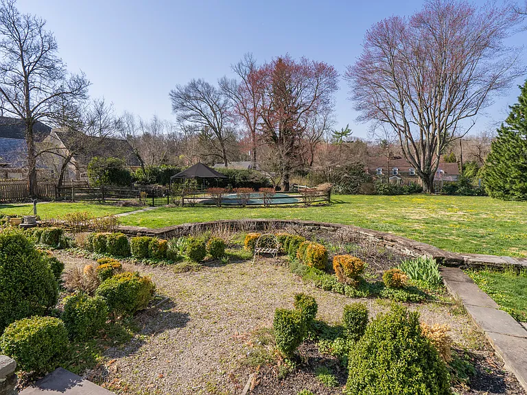 601 Harriton Rd — Photo 59
