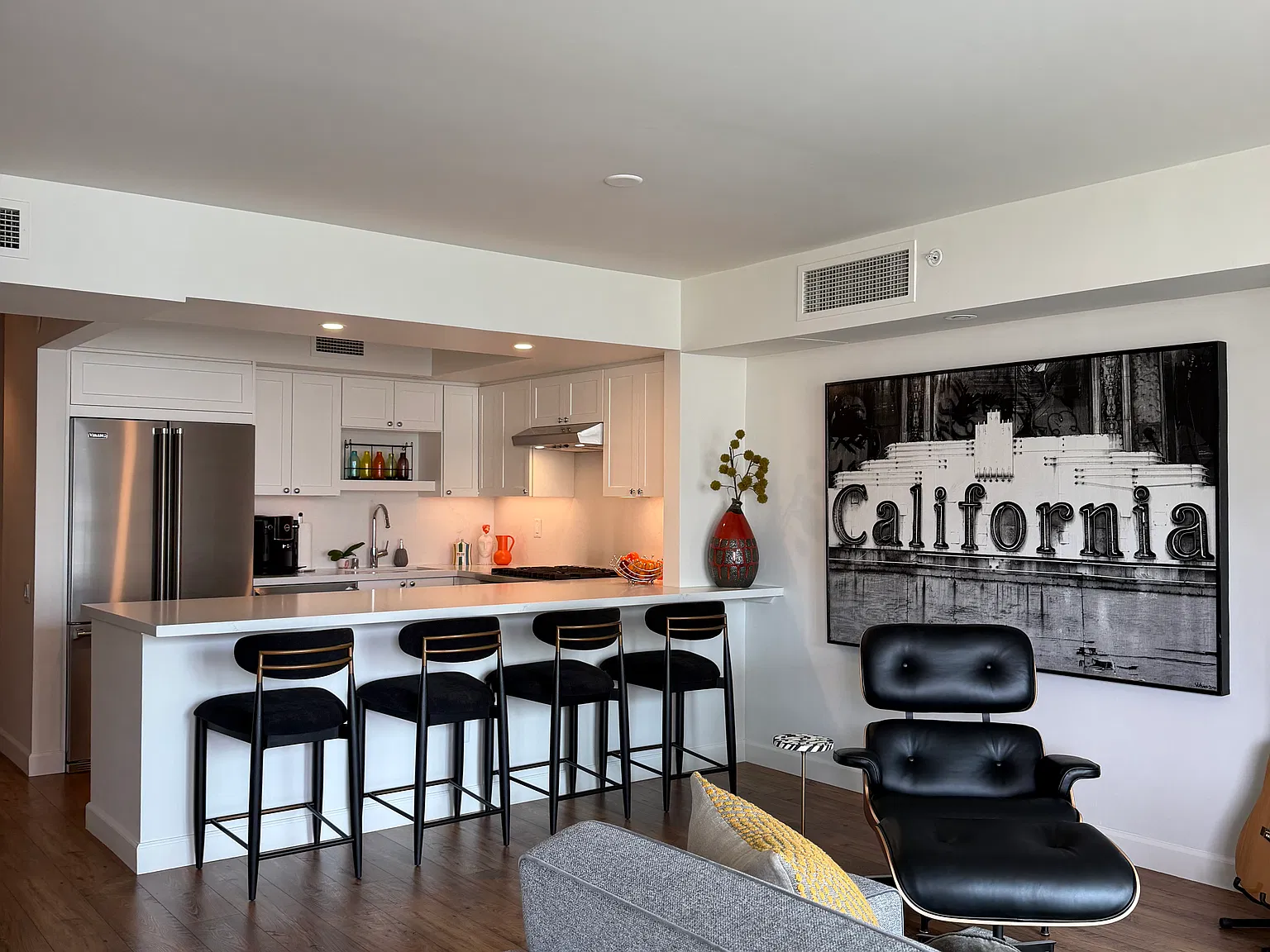 1 bed, 879 sqft, $4,250 — Photo 3