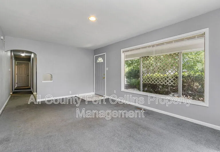 817 E Laurel St — Photo 5
