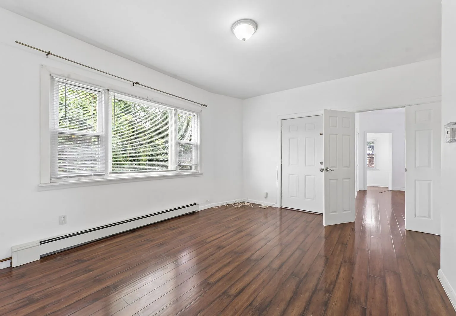 3 bed, 1000 sqft, $2,400 — Photo 2