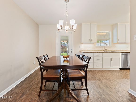 5th image of 16343 Greenglade Dr