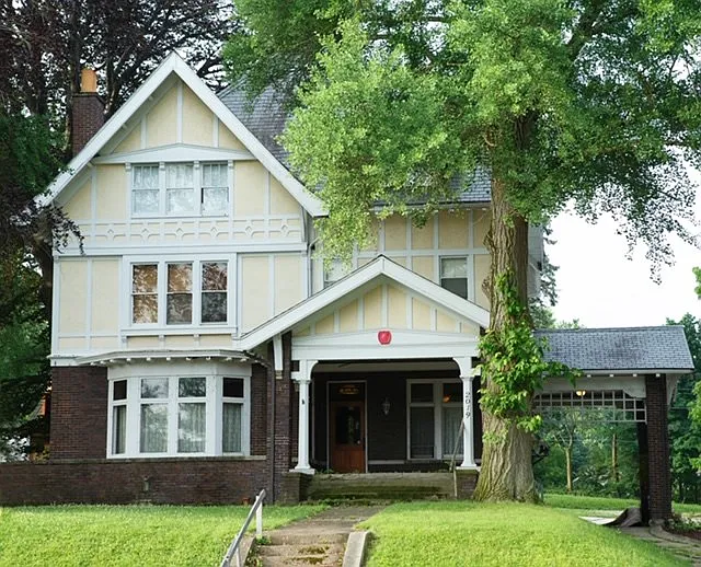 2019 E Main St photo 1