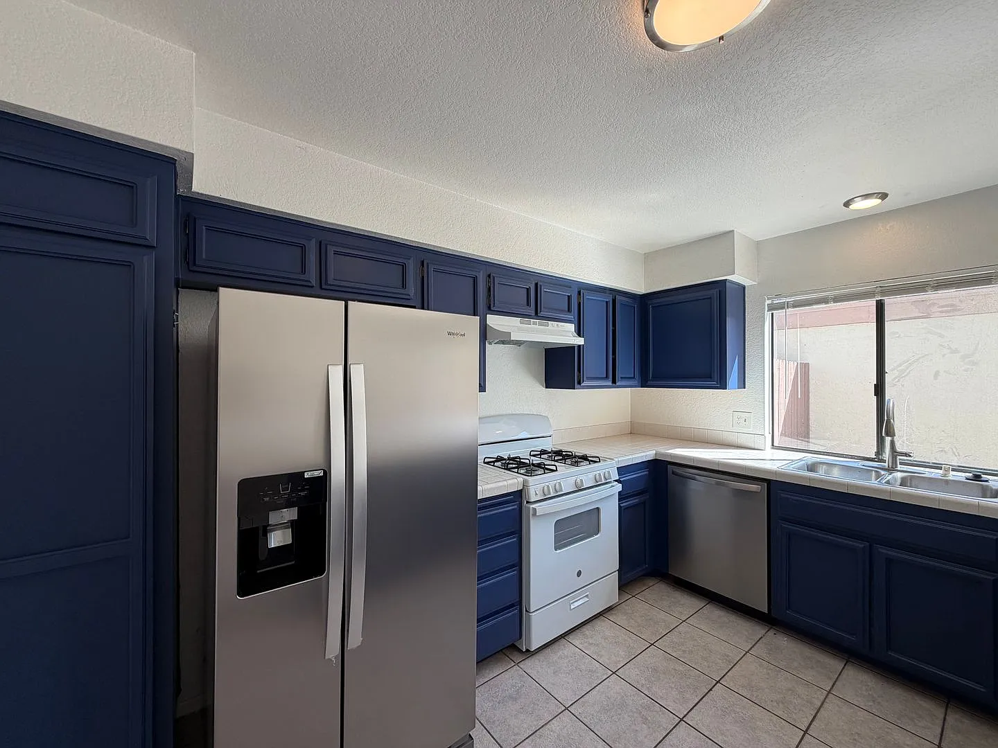 Sd: 3bd/2ba Two-Story Home In Carlsbad W/ Balcony, Private Patio & Community Pool! — Photo 2