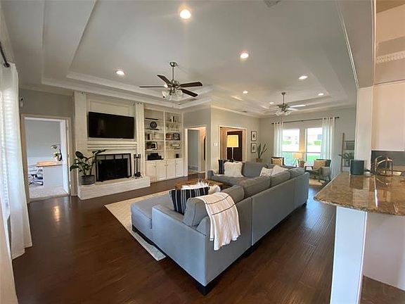3rd image of 2076 Parkridge Dr