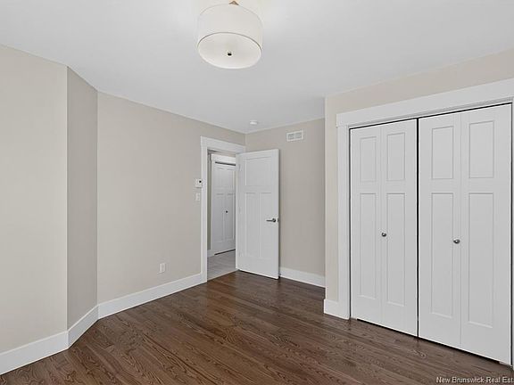 4th image of 42 Auberry St