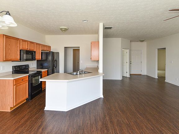 5th image of 692 Matthew St