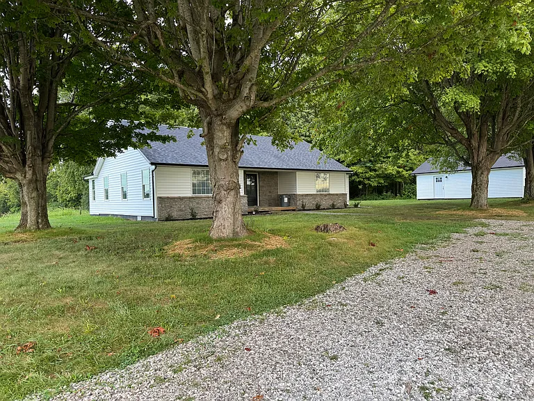 658 Richmond Rd N — Photo 3