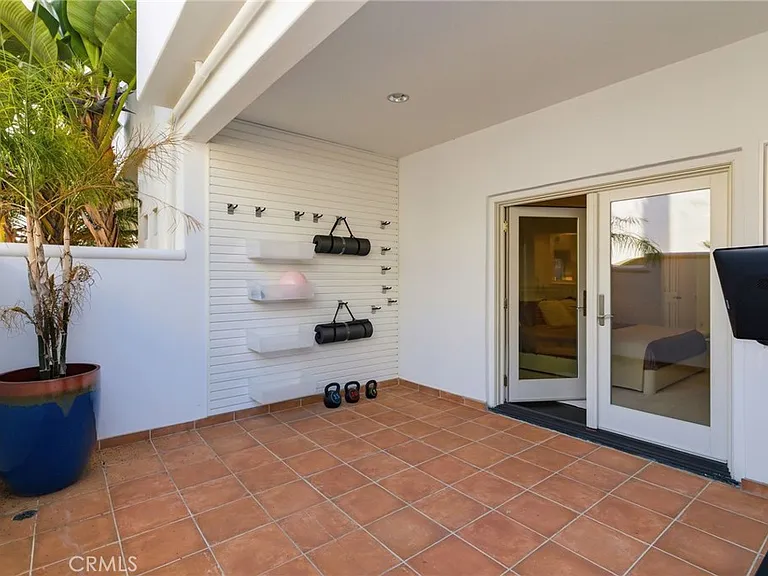 720 Manhattan Beach Blvd — Photo 28