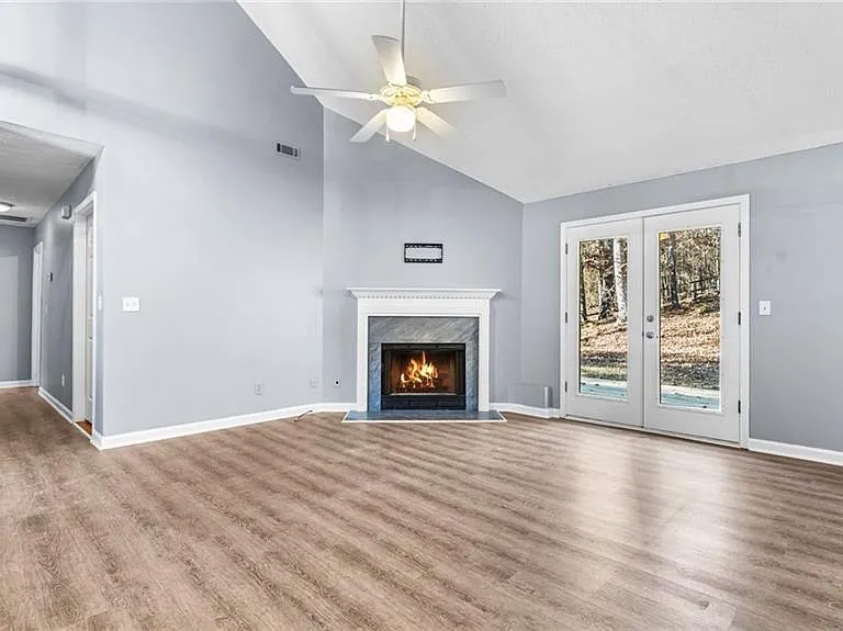 405 Christopher Ln — Photo 5
