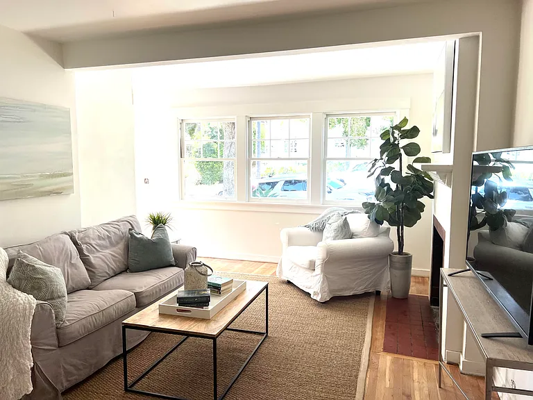 526 E Arrellaga St — Photo 2