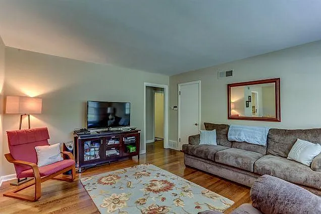 1233 Whitewater Rd — Photo 2