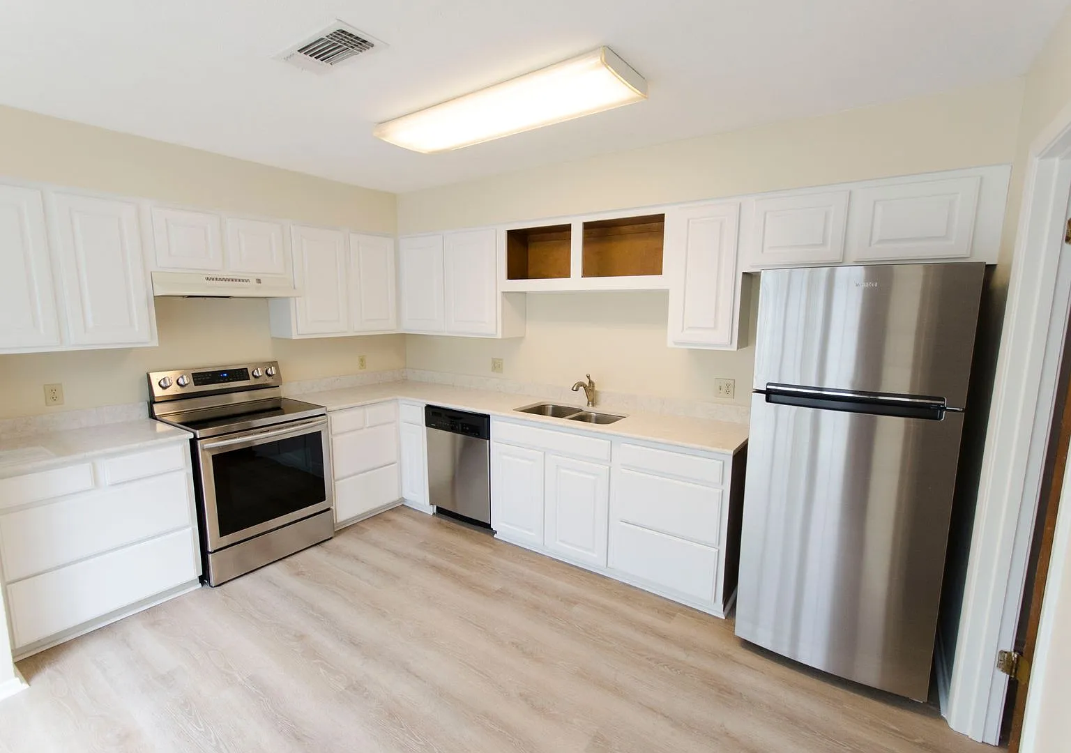 Spacious 3 Bedroom, 2 Bath Townhome Available Now! — Photo 2