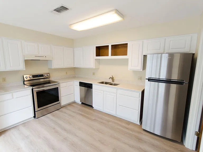 915 Todd Ln — Photo 2