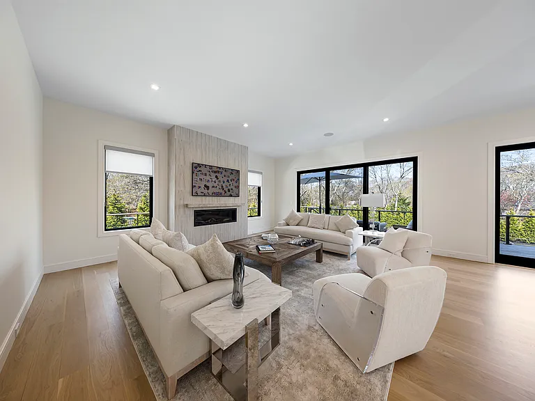 130 Highview Dr — Photo 2