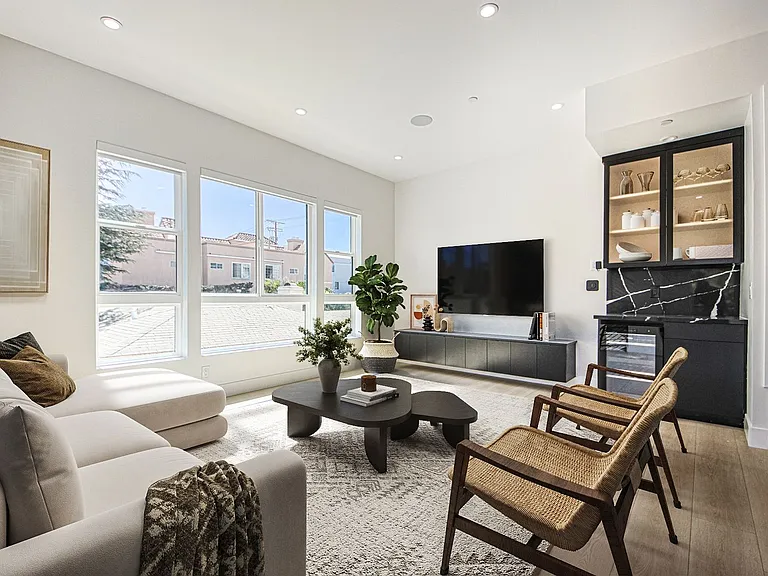 1815 Barry Ave — Photo 46