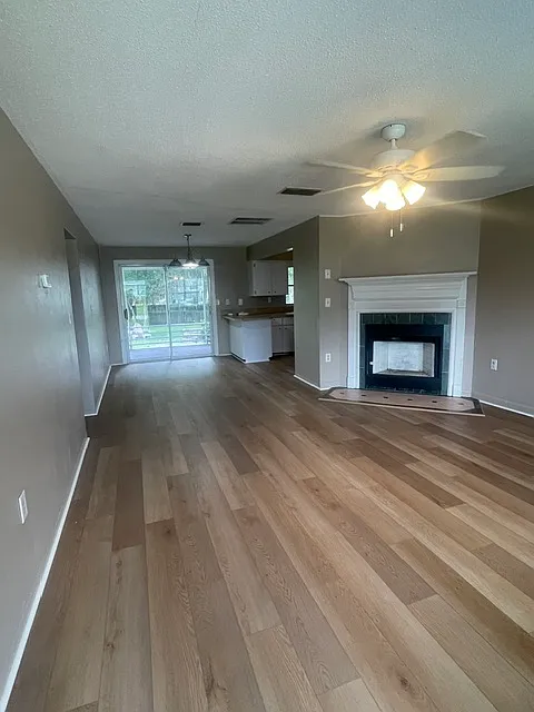 2 bed, 1.5 bath, 1046 sqft, $1,700 — Photo 2