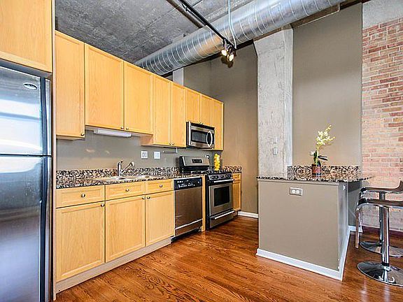 5th image of 900 N Kingsbury St APT 818
