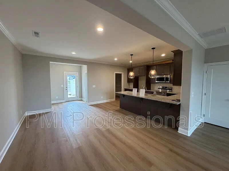 3 bed, 2.5 bath, 1842 sqft, $2,449 — Photo 3
