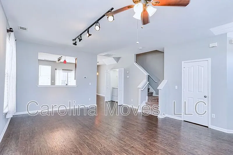 3 bed, 2.5 bath, 1504 sqft, $1,695 — Photo 3