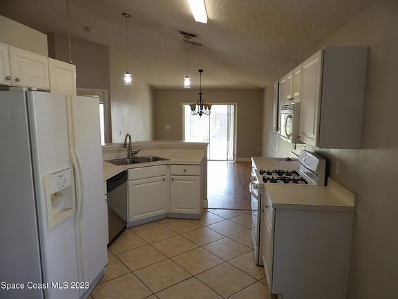 4th image of 1106 White Oak Cir