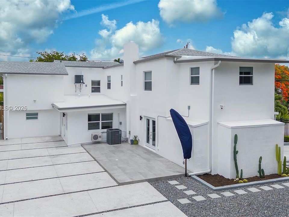 1st image of 590 SW 23rd Ave
