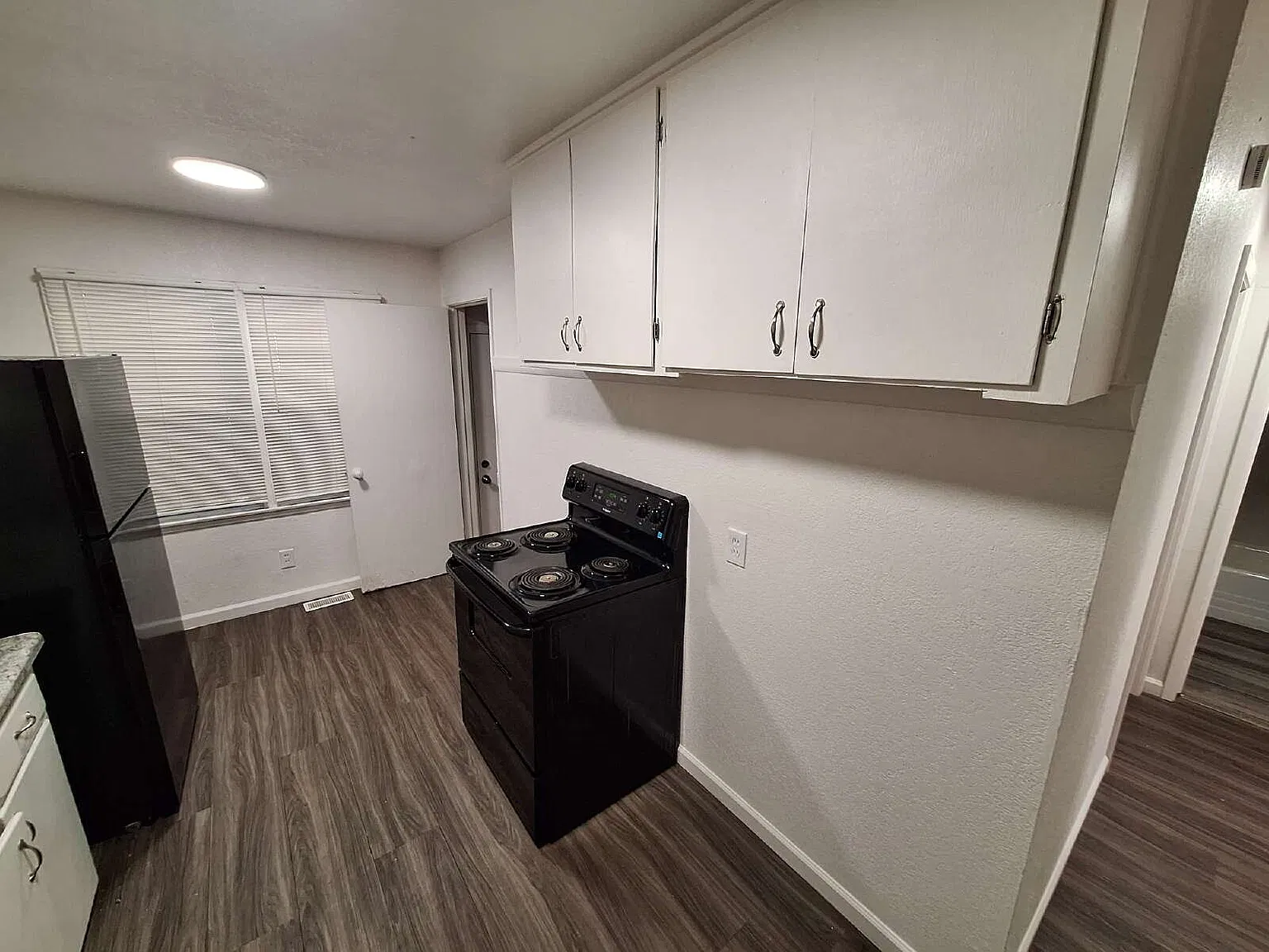 2 bed, 1.0 bath, 727 sqft, $825 — Photo 2