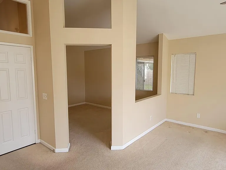 3143 Mariposa Ave — Photo 9