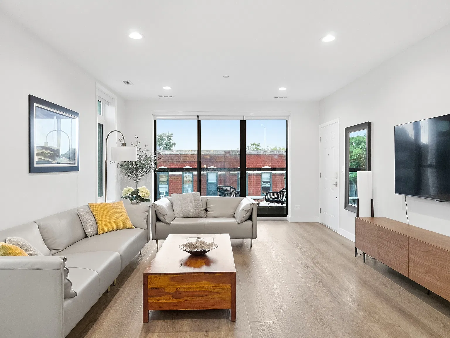 3 bed, 1300 sqft, $3,100 — Photo 1