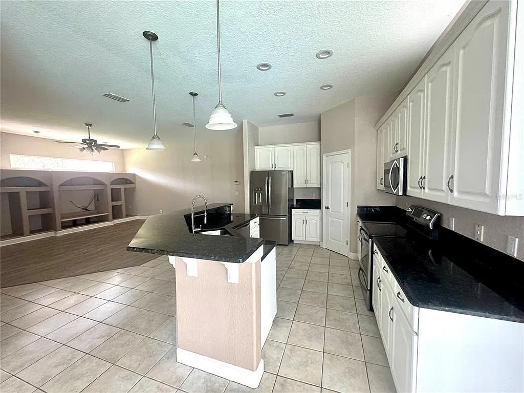 4 bed, 3.5 bath, 2916 sqft, $3,895 — Photo 4
