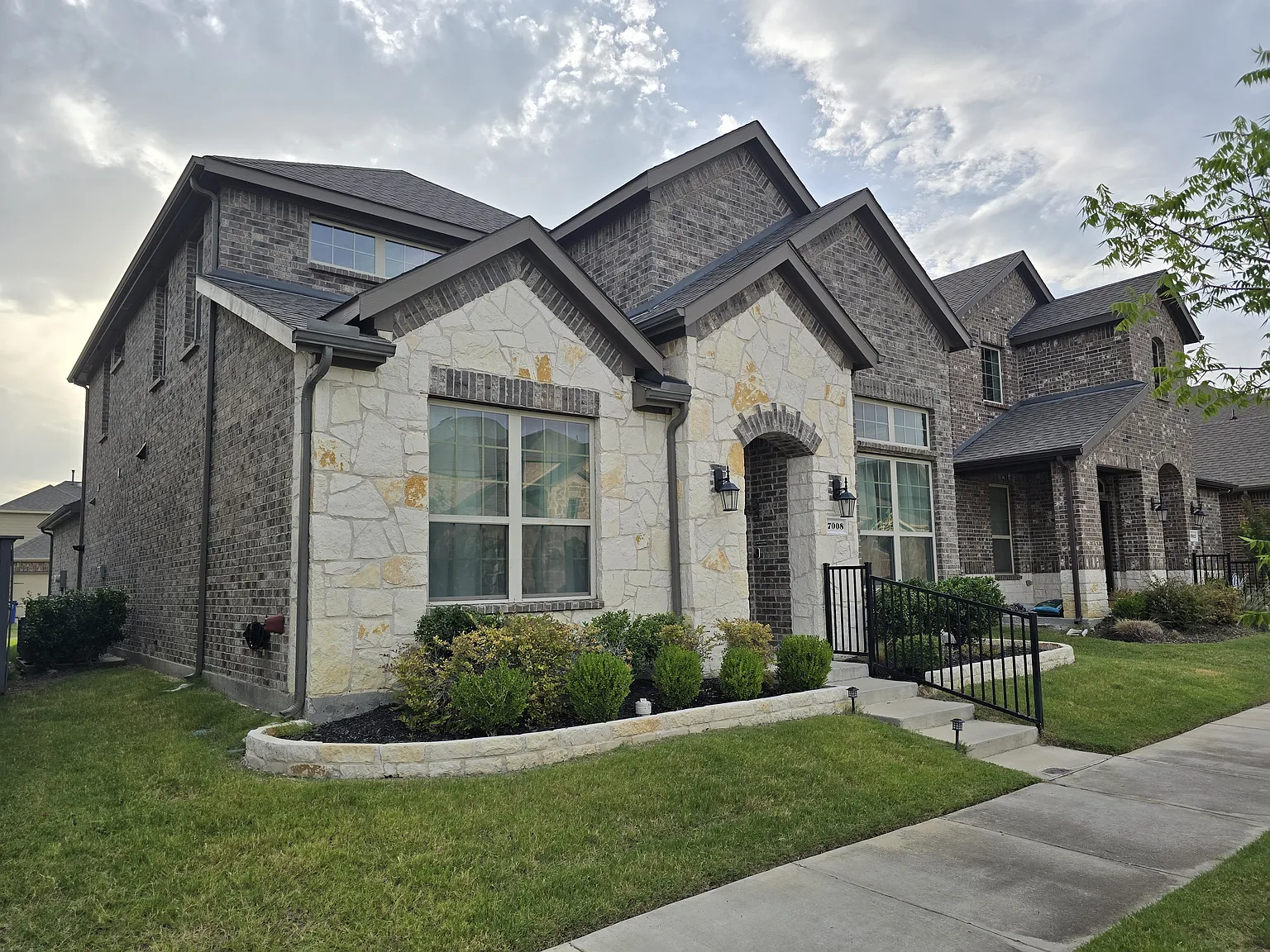 4 bed, 2.5 bath, 2389 sqft, $2,850 — Photo 2