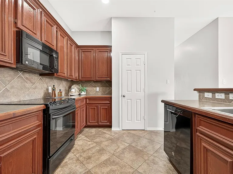 7116 Granger Ridge Ln — Photo 5