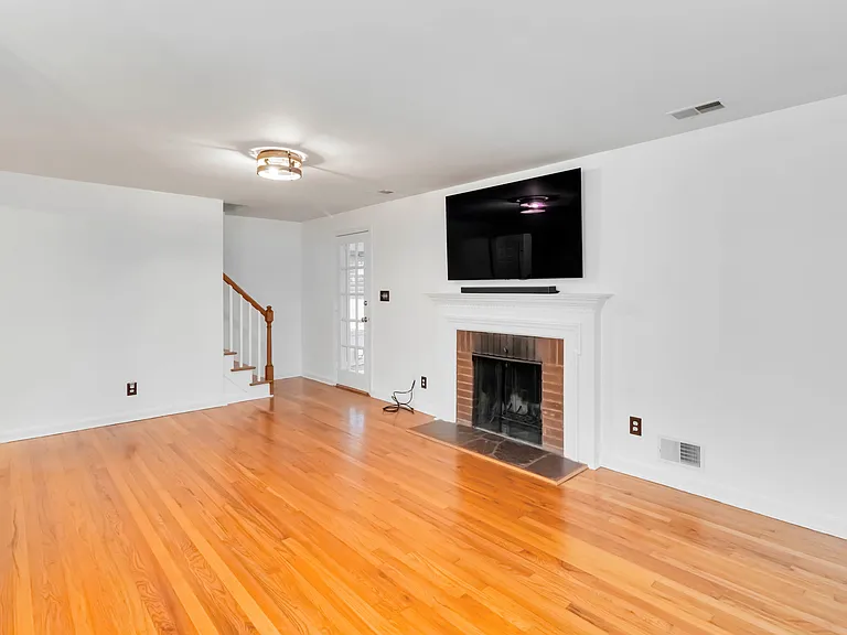 7 Evelyn Rd — Photo 9