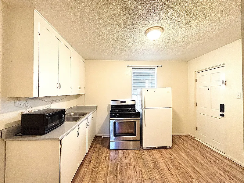 2 bed, 1.0 bath, 650 sqft, $895 — Photo 3