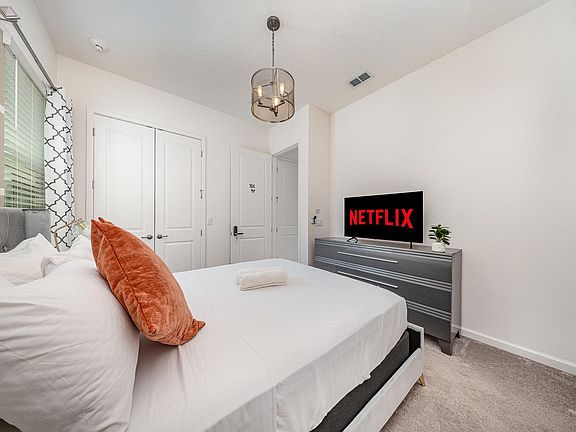 Enjoy a stylish space with natural light, a comfortable bed, smart TV, and easy access without stairs.