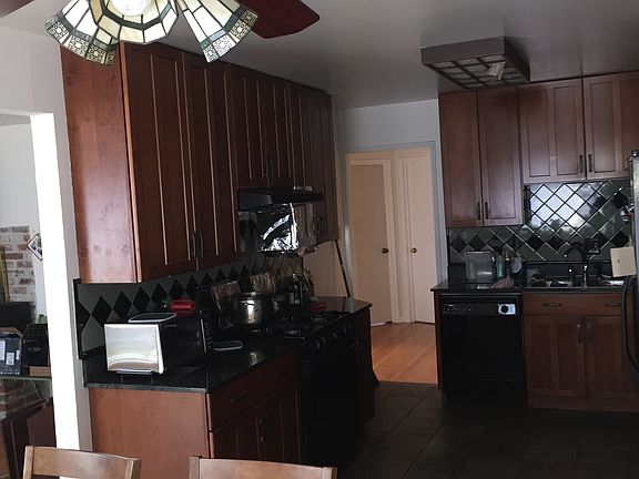 4th image of 381 Harkness Ave
