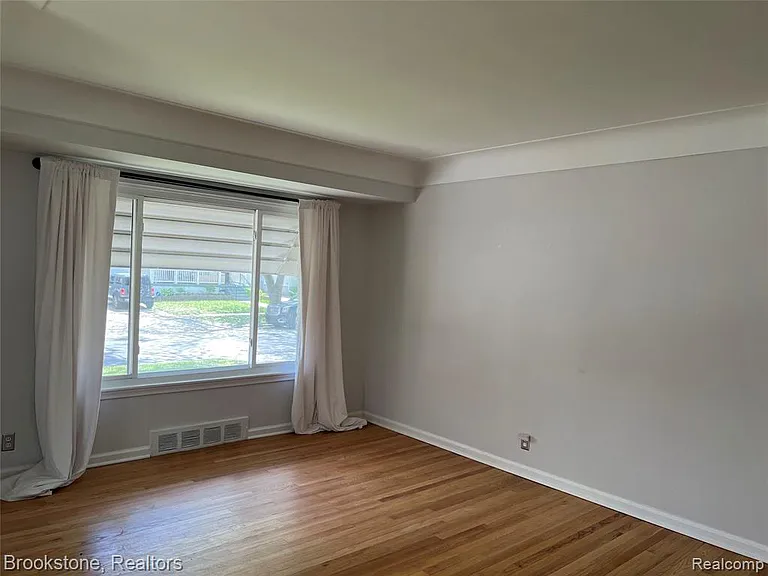 310 Albany St — Photo 9