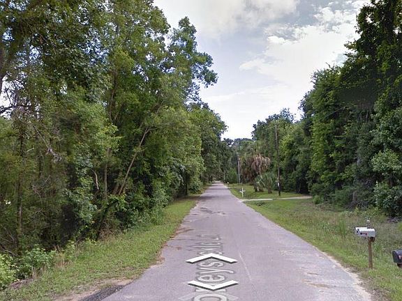 Quite road to property