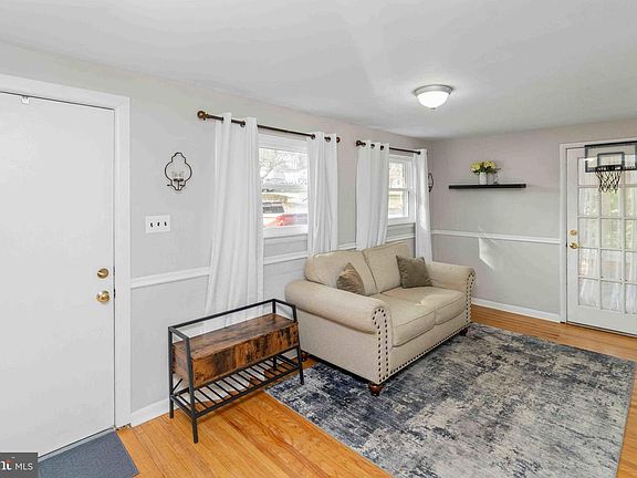 3rd image of 915 Flora Ln