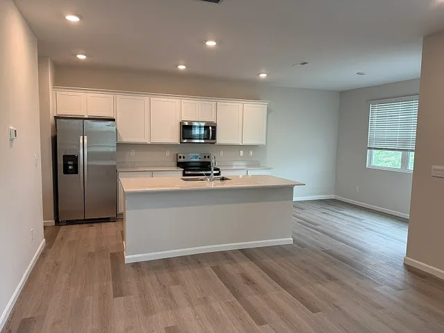 4 bed, 2.5 bath, 1953 sqft, $2,950 — Photo 3