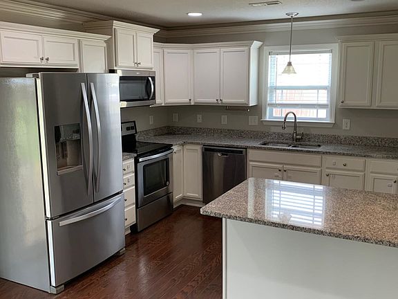 4th image of 608 Berry Rd