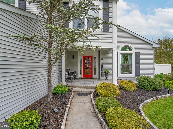 4th image of 10 Christopher Ln
