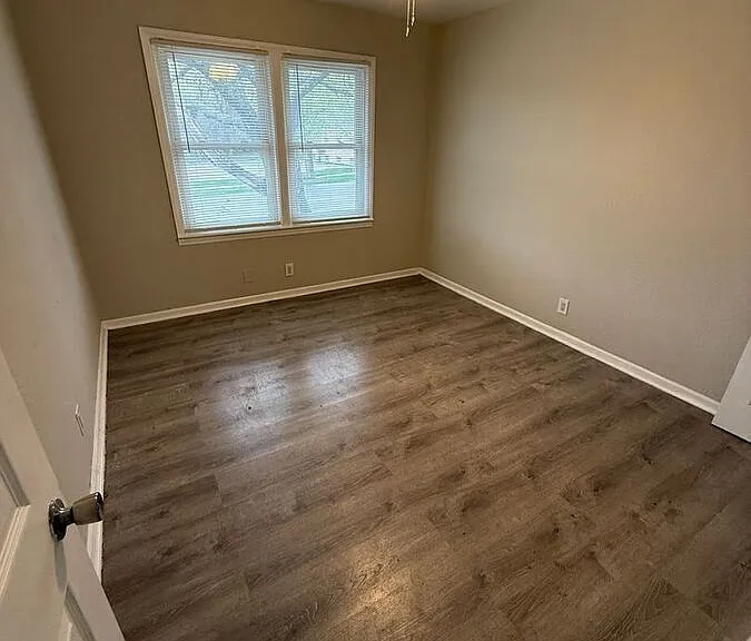 4612 E Linwood Blvd — Photo 5