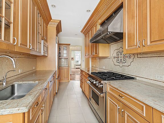 3rd image of 1050 Park Ave #13A