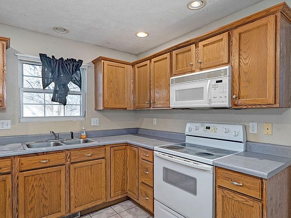 5th image of 860 W Hickory Nut Court