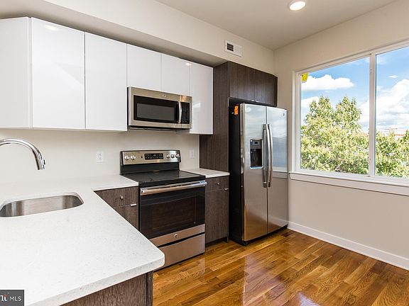 4th image of 1647 Germantown Ave #3