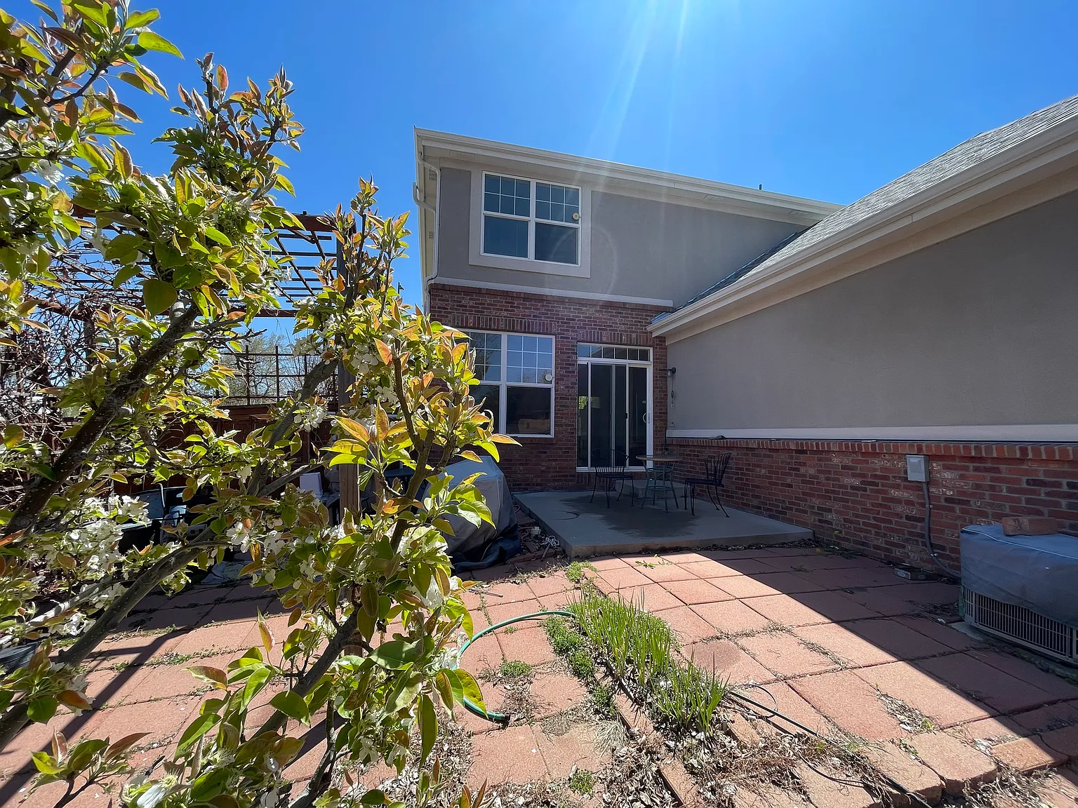 3 bed, 2.5 bath, 2100 sqft, $3,200 — Photo 2