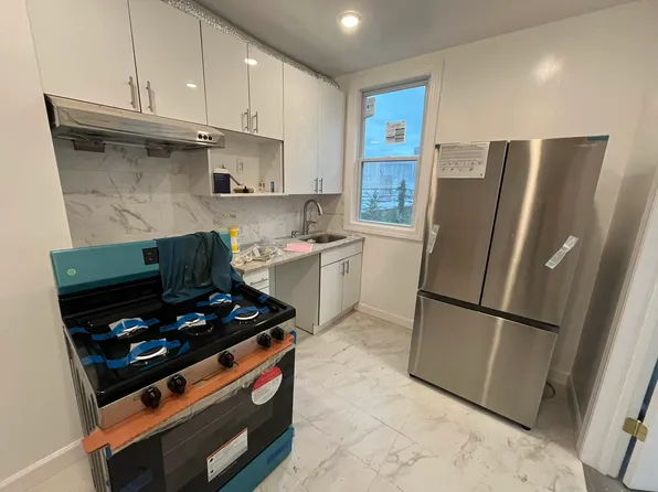 21-24 Newtown Avenue image 1 of 3