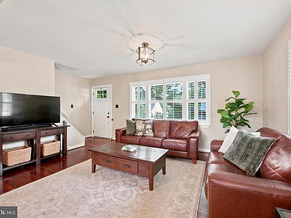 5th image of 213 Seal Ln